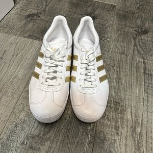 Adidas Sneakers.
